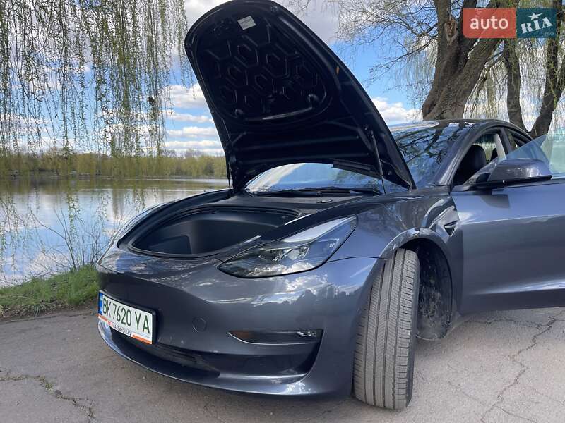 Седан Tesla Model 3 2022 в Ровно