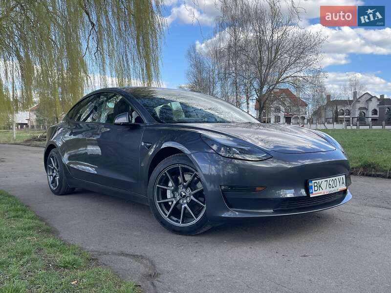Седан Tesla Model 3 2022 в Ровно