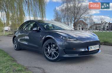 Седан Tesla Model 3 2022 в 