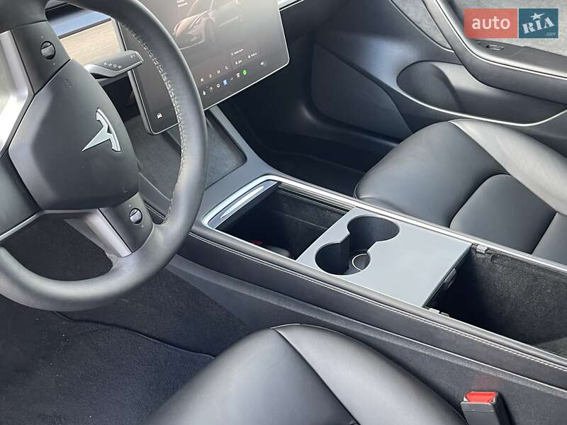 Седан Tesla Model 3 2022 в Ровно