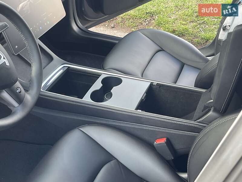 Седан Tesla Model 3 2022 в Ровно