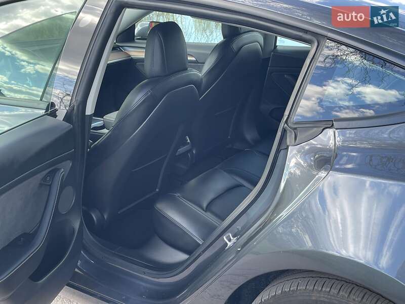 Седан Tesla Model 3 2022 в Ровно