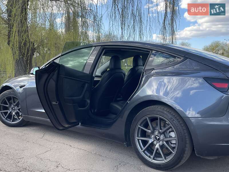 Седан Tesla Model 3 2022 в Ровно