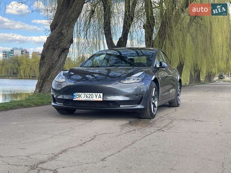 Седан Tesla Model 3 2022 в Ровно