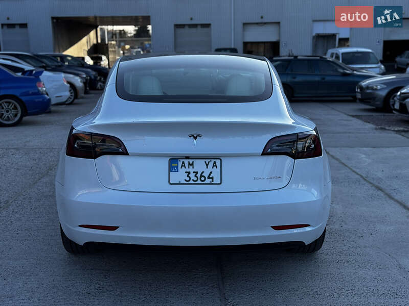 Седан Tesla Model 3 2023 в Житомирі