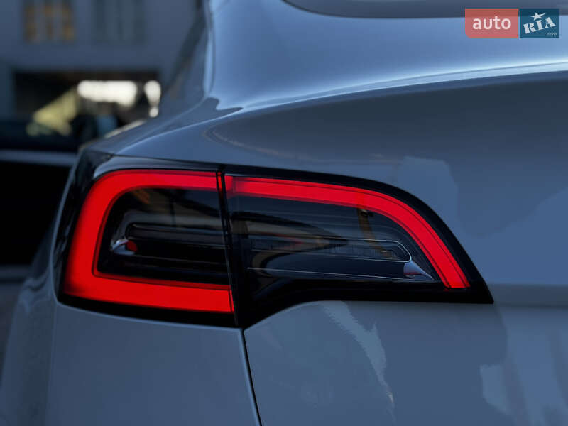 Седан Tesla Model 3 2023 в Житомире