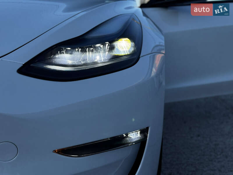 Седан Tesla Model 3 2023 в Житомире