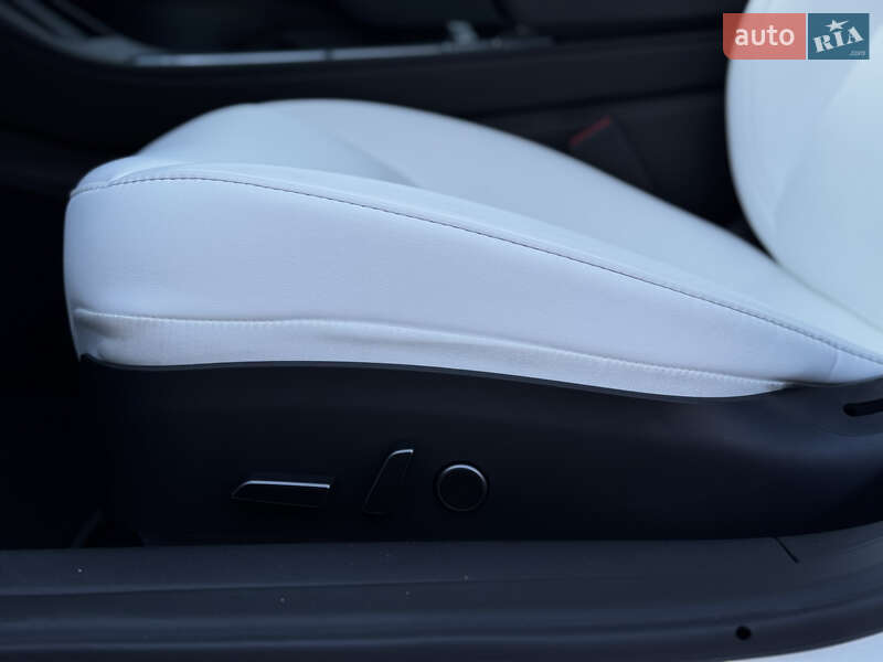 Седан Tesla Model 3 2023 в Житомире