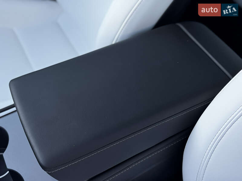 Седан Tesla Model 3 2023 в Житомирі