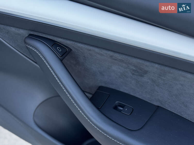 Седан Tesla Model 3 2023 в Житомирі