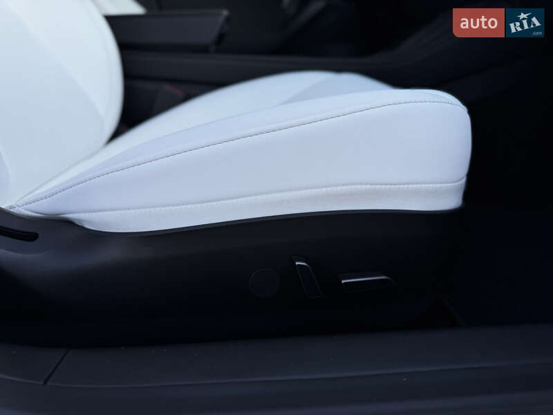Седан Tesla Model 3 2023 в Житомире