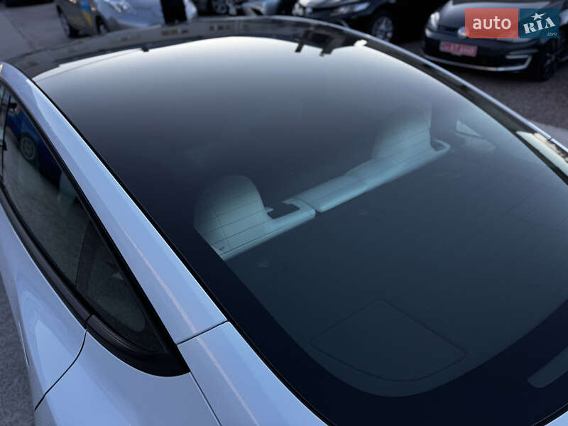 Седан Tesla Model 3 2023 в Житомире