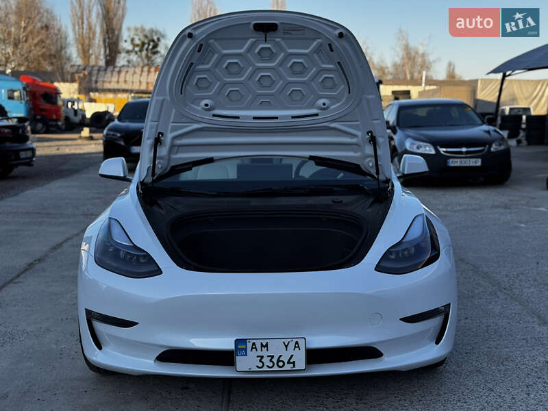 Седан Tesla Model 3 2023 в Житомире
