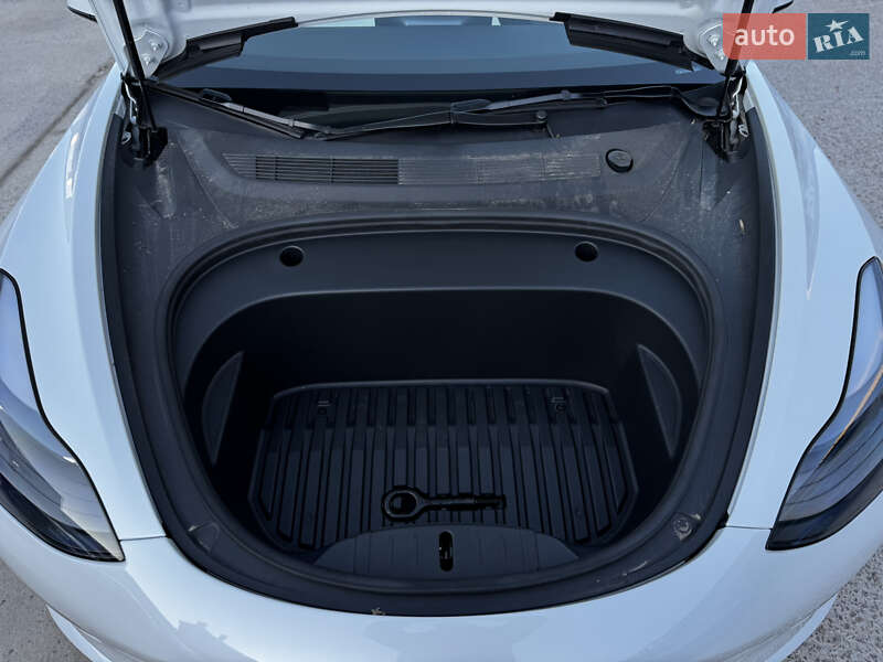 Седан Tesla Model 3 2023 в Житомирі