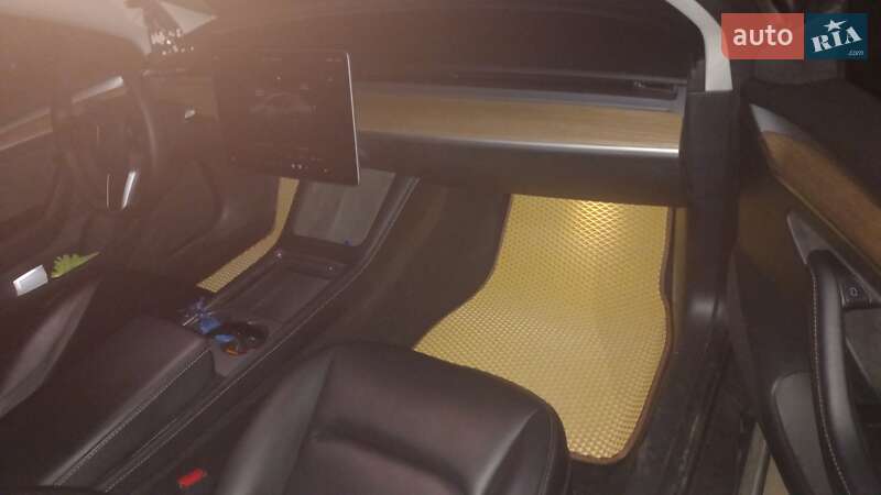 Седан Tesla Model 3 2022 в Львове