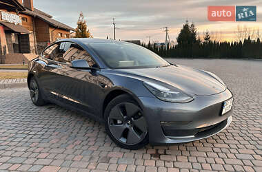 Седан Tesla Model 3 2022 в 