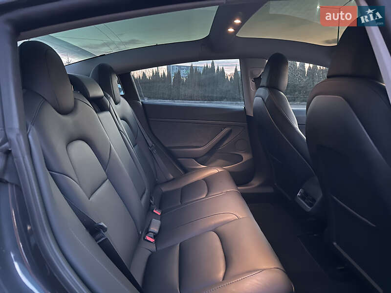 Седан Tesla Model 3 2022 в Львове
