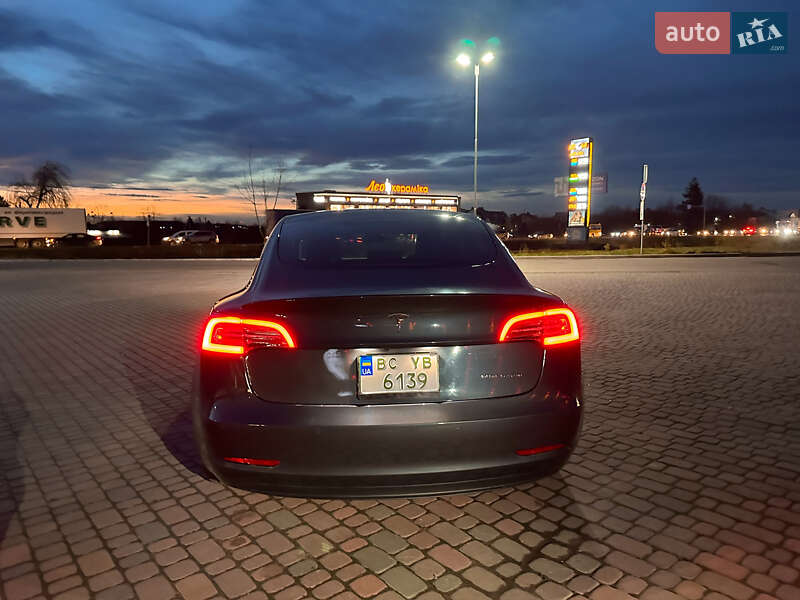 Седан Tesla Model 3 2022 в Львове