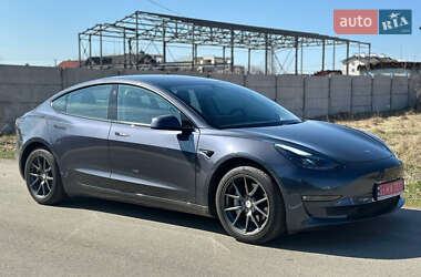 Седан Tesla Model 3 2022 в 
