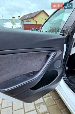 Седан Tesla Model 3 2021 в 