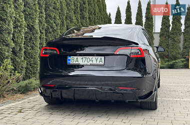 Седан Tesla Model 3 2022 в 