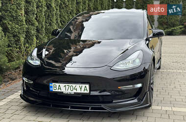 Седан Tesla Model 3 2022 в 