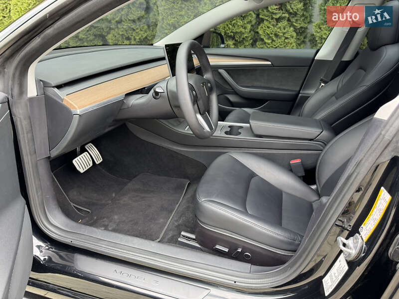 Седан Tesla Model 3 2022 в Ужгороді