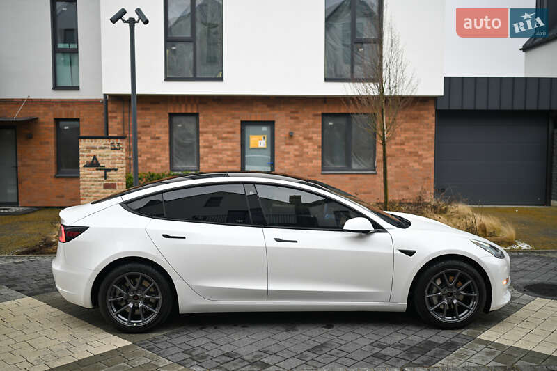 Седан Tesla Model 3 2022 в Львове