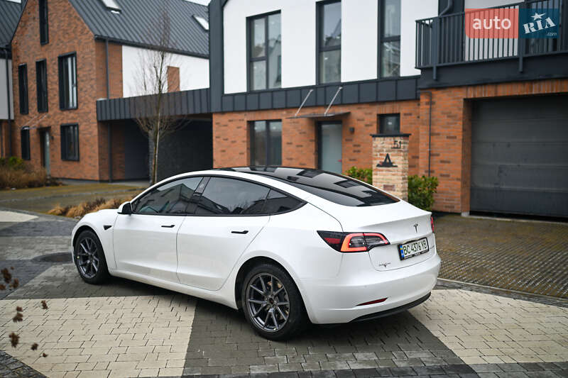 Седан Tesla Model 3 2022 в Львове
