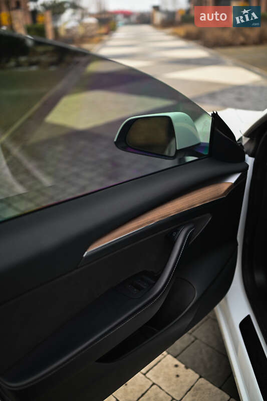 Седан Tesla Model 3 2022 в Львове