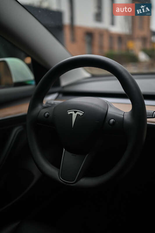 Седан Tesla Model 3 2022 в Львове