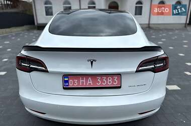 Седан Tesla Model 3 2021 в 