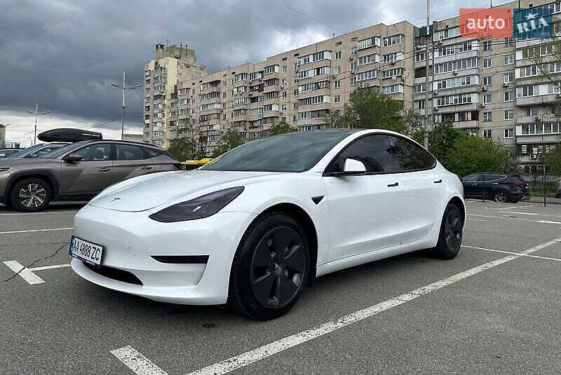Седан Tesla Model 3 2022 в 