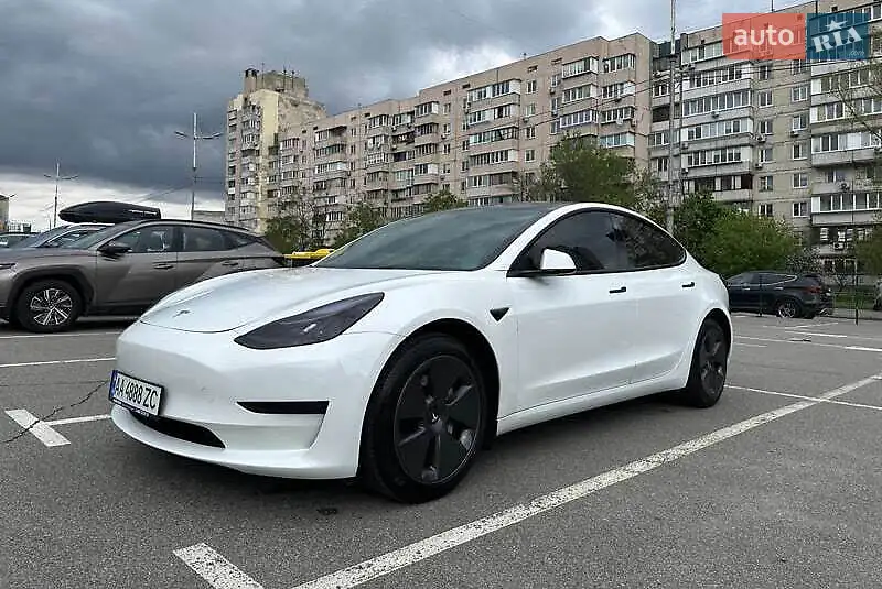 Седан Tesla Model 3 2022 в 