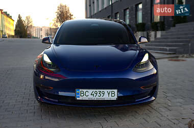 Седан Tesla Model 3 2023 в 