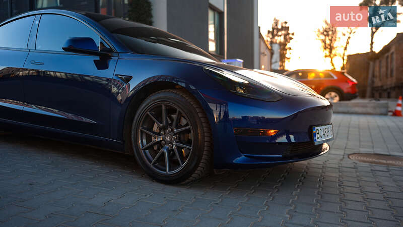 Седан Tesla Model 3 2023 в Львові