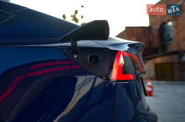 Седан Tesla Model 3 2023 в 