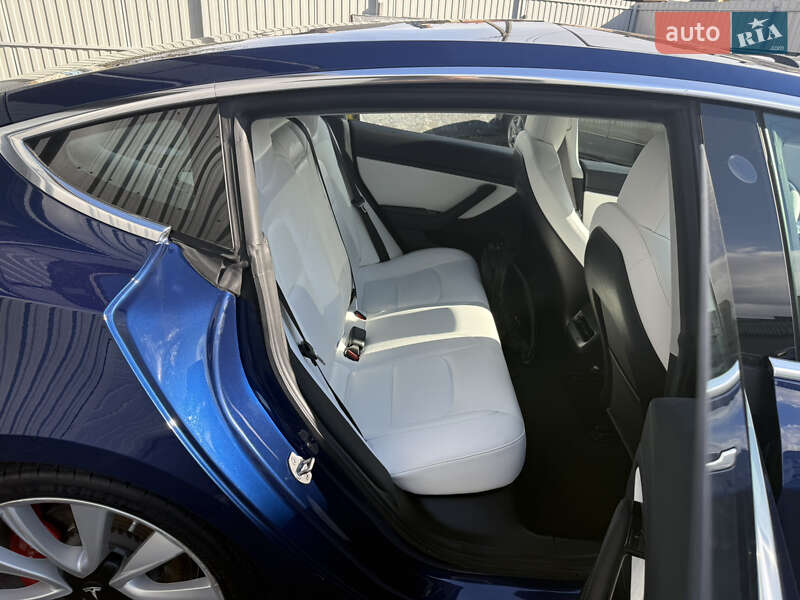 Седан Tesla Model 3 2019 в Володимирі