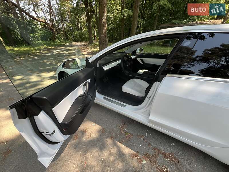 Седан Tesla Model 3 2020 в Виннице