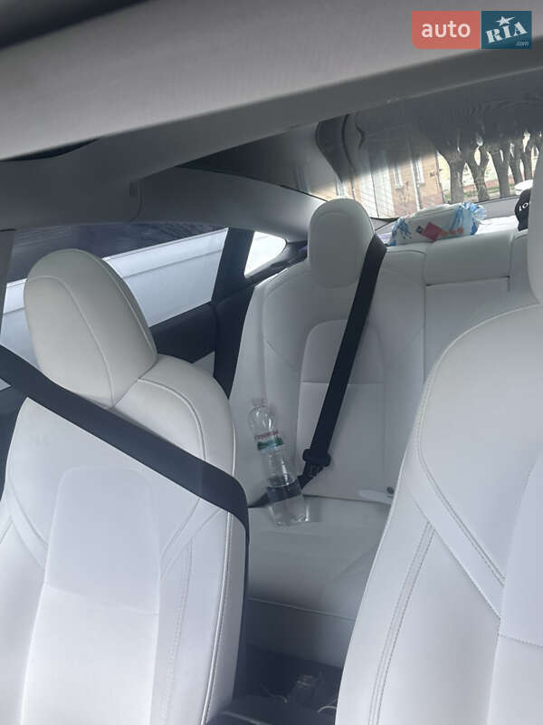 Седан Tesla Model 3 2019 в Чернівцях