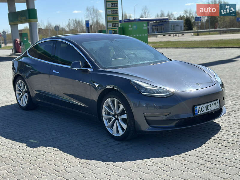 Седан Tesla Model 3 2018 в Любомлі