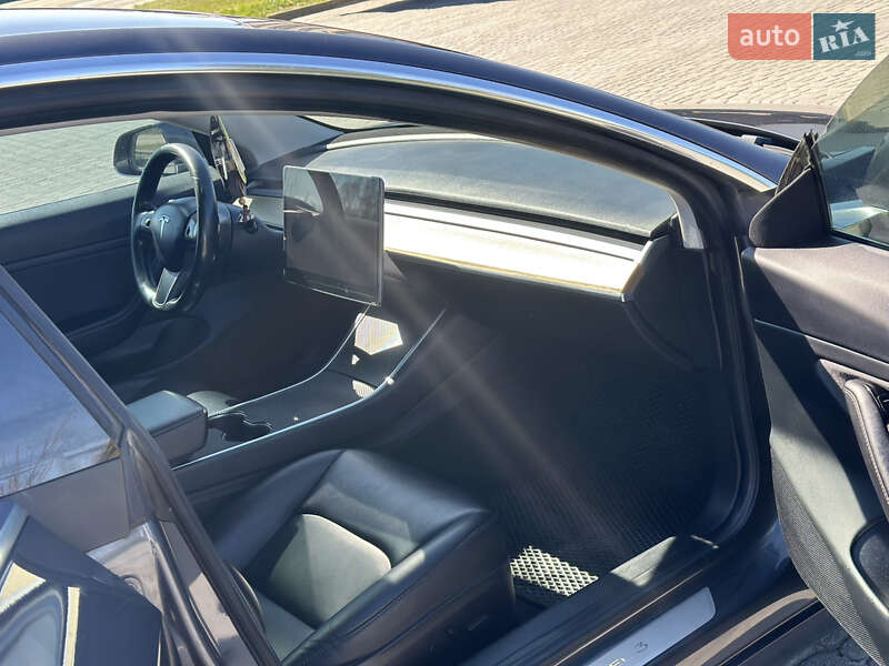 Седан Tesla Model 3 2018 в Любомлі
