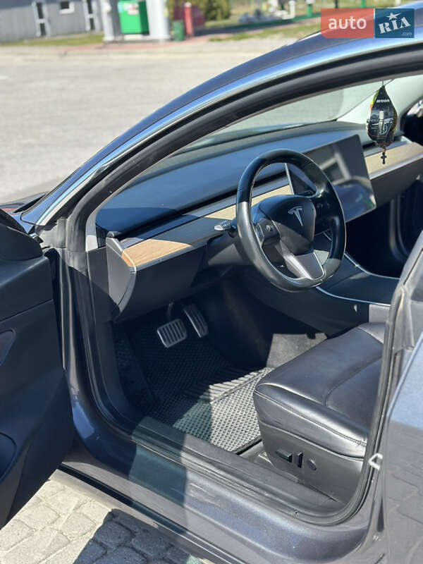 Седан Tesla Model 3 2018 в Любомлі