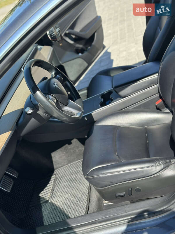 Седан Tesla Model 3 2018 в Любомлі