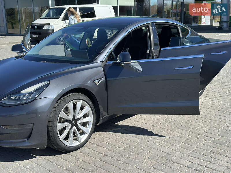 Седан Tesla Model 3 2018 в Любомлі