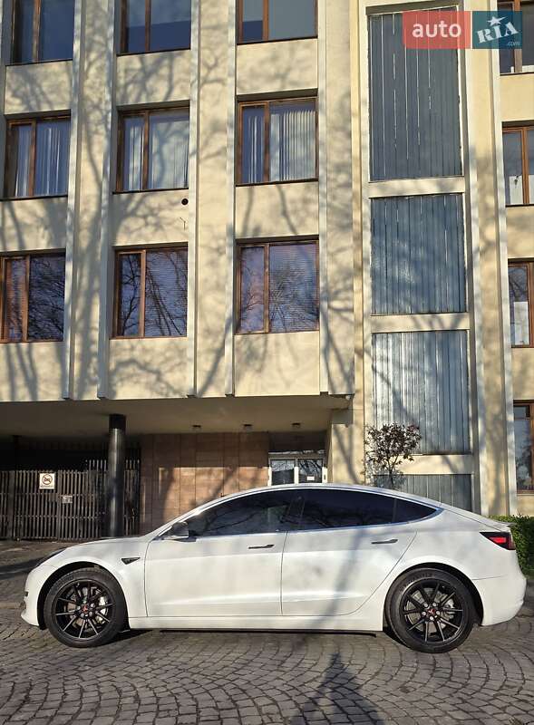 Седан Tesla Model 3 2018 в Ужгороде