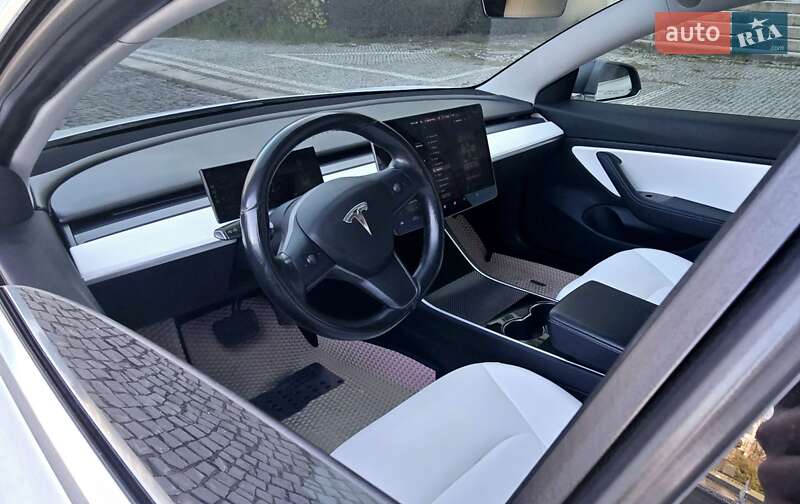 Седан Tesla Model 3 2018 в Ужгороде