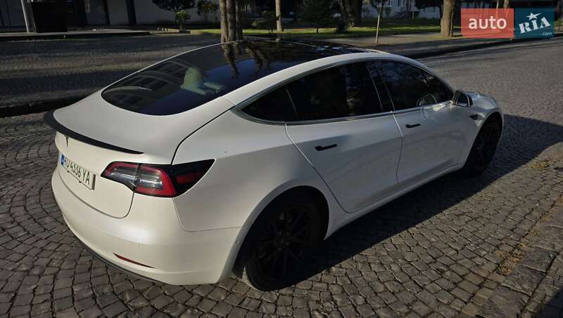 Седан Tesla Model 3 2018 в Ужгороде