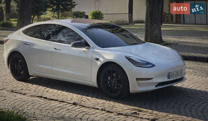 Седан Tesla Model 3 2018 в Ужгороде