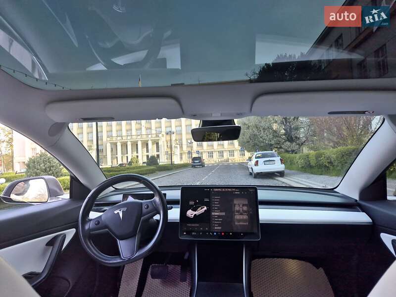 Седан Tesla Model 3 2018 в Ужгороде